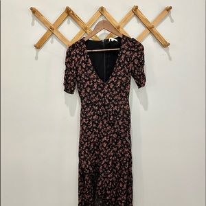 Fitted midi dress, low cut neck line, with scrunched sleeves.